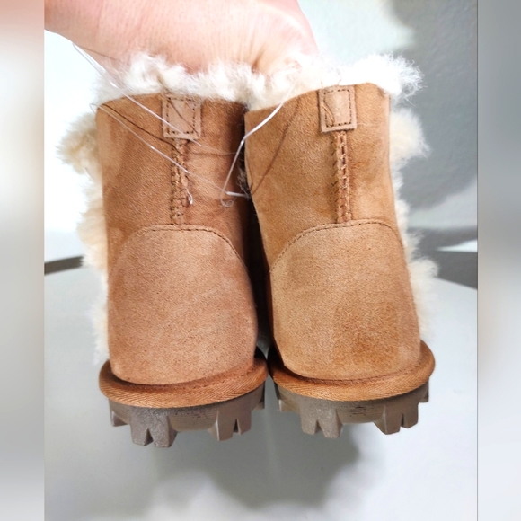 Kirkland Signature Chestnut Suede Short Shearling Boots - Picture 10 of 15
